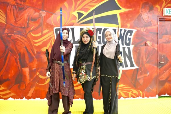 panah-lagenda-GRADUASI QUEEN PERSONA min (3)