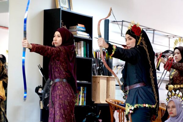 panah-lagenda-GRADUASI QUEEN PERSONA min (4)