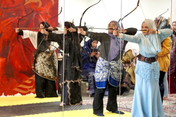 panah-lagenda-GRADUASI QUEEN PERSONA min (5)